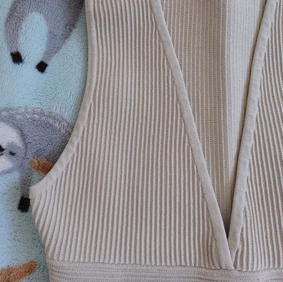 NWOT Aritzia Babaton Sculpt Knit Deep V Tank - Picture 11 of 12